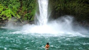 Fortuna Waterfall costa rica (1)